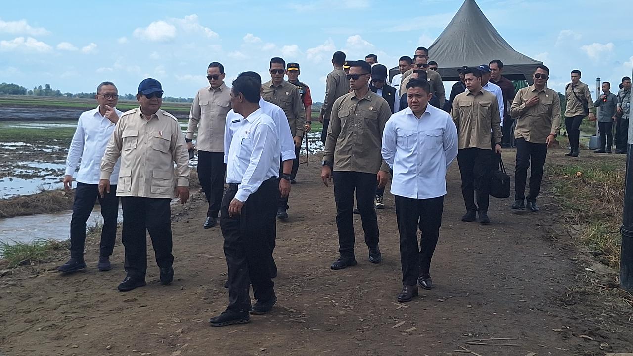 Momen Prabowo Berdiri di Tengah Sawah Kendalikan Drone Pertama Kali untuk Tanam Padi, Begini Potretnya