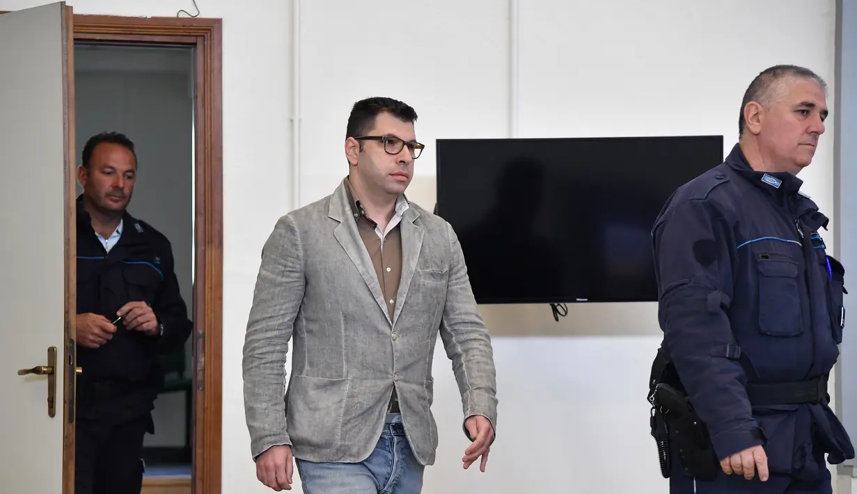 Seorang pria Italia, Valentino Talluto memasuki ruang sidang di sebuah pengadilan di Rebibbia, 25 Oktober 2017. Talluto menularkan virus HIV lewat hubungan seksual tanpa pengaman dengan merayu puluhan perempuan melalui jaringan sosial. (Tiziana FABI/AFP)