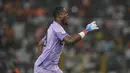 Kiper Nigeria, Stanley Nwabali, melakukan selebrasi setelah berhasil menghalau bola tendangan penalti pemain Afrika Selatan pada laga semifinal di Stade de la Paix, Kamis (8/2/2024). (AP Photo/Themba Hadebe)