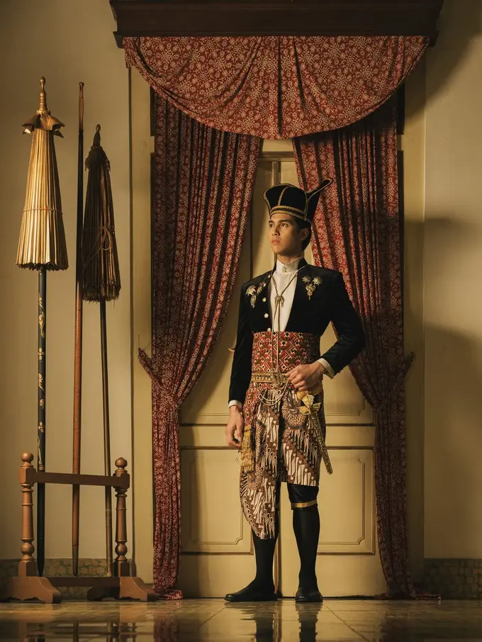 Bak Raja Keraton, Gaya Gagah El Rumi dalam Balutan Busana Adat Jawa di Foto Prewedding dengan Syifa Hadju