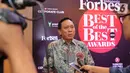 Direktur SCM, Imam Sudjarwo usai menerima penghargaan dari Forbes Indonesia dalam acara bertajuk Best of the Best di Jakarta, Rabu (30/10/2019). PT Surya Citra Media Tbk (SCM) mendapat penghargaan sebagai salah satu dari 50 perusahaan terbaik yang telah terdaftar di BEI. (Liputan6.com/Faizal Fanani)