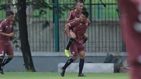 Gaya pemain Persija Jakarta, Sandi Sute dan Riko Simanjuntak saat menikmati latihan jelang Piala AFC 2018 di Lapangan ABC, Senayan, Jakarta (27/2/2018). Persija melawan Tampines Rovers pada 28 Februari 2018. (Bola.com/Nick Hanoatubun)