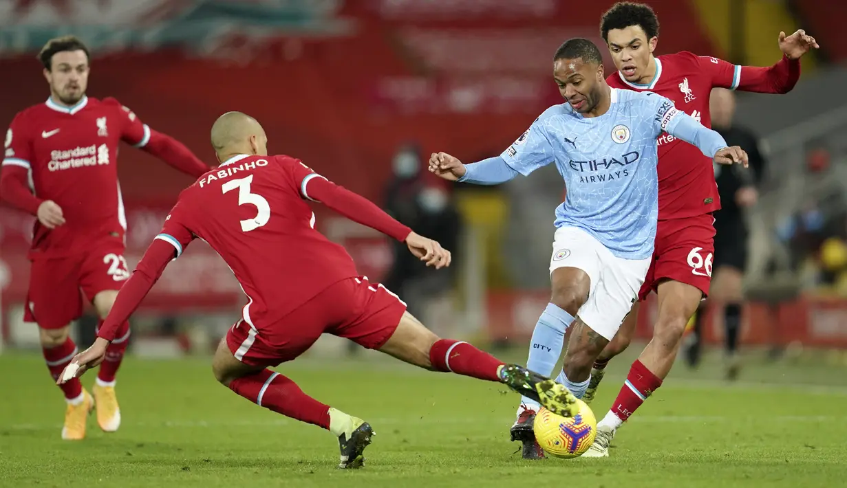 Gelandang Liverpool, Fabinho berusaha merebut bola dari striker Manchester City, Raheem Sterling pada pertandingan lanjutan Liga Inggris di Stadion Anfield, Inggris, Senin (8/2/2021). Hasil ini membuat posisi City kokoh di puncak klasemen sementara dengan 50 poin. (AP photo/Jon Super, Pool)