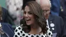 Kate Middleton tertawa saat menyaksikan pertandingan antara petenis asal Inggris, Andy Murray melawan petenis Rusia, Alexander Bublik pada babak pertama Wimbledon di London, Inggris (3/7). (AFP Photo/Adrian Dennis)