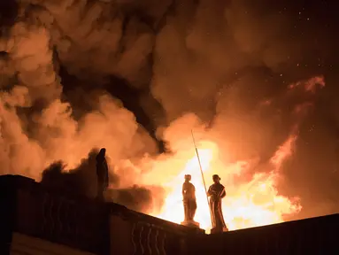 Kebakaran hebat melanda Museum Nasional Brasil yang berusia 200 tahun di Rio de Janeiro, Minggu (2/9). Sejauh ini tidak ada laporan korban jiwa, namun museum yang merupakan institusi sains tertua di negeri tersebut ludes. (AP/Leo Correa)