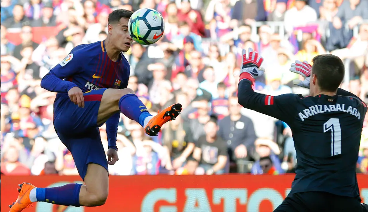 Gelandang Barcelona Philippe Coutinho berusaha membobol gawang kiper Athletic Bilbao Kepa Arrizabalaga saat pertandingan La Liga Spanyol di stadion Camp Nou di Barcelona (18/3). (AFP Photo/Pau Barrena)
