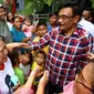 Calon Wakil Gubernur DKI Jakarta Djarot Saiful Hidayat saat menyapa warga Petukangan Utara, Jakarta, Selasa (29/11). Djarot mengajak warga untuk menjaga mental kebangsaan Indonesia. (Liputan6.com/Gempur M Surya)