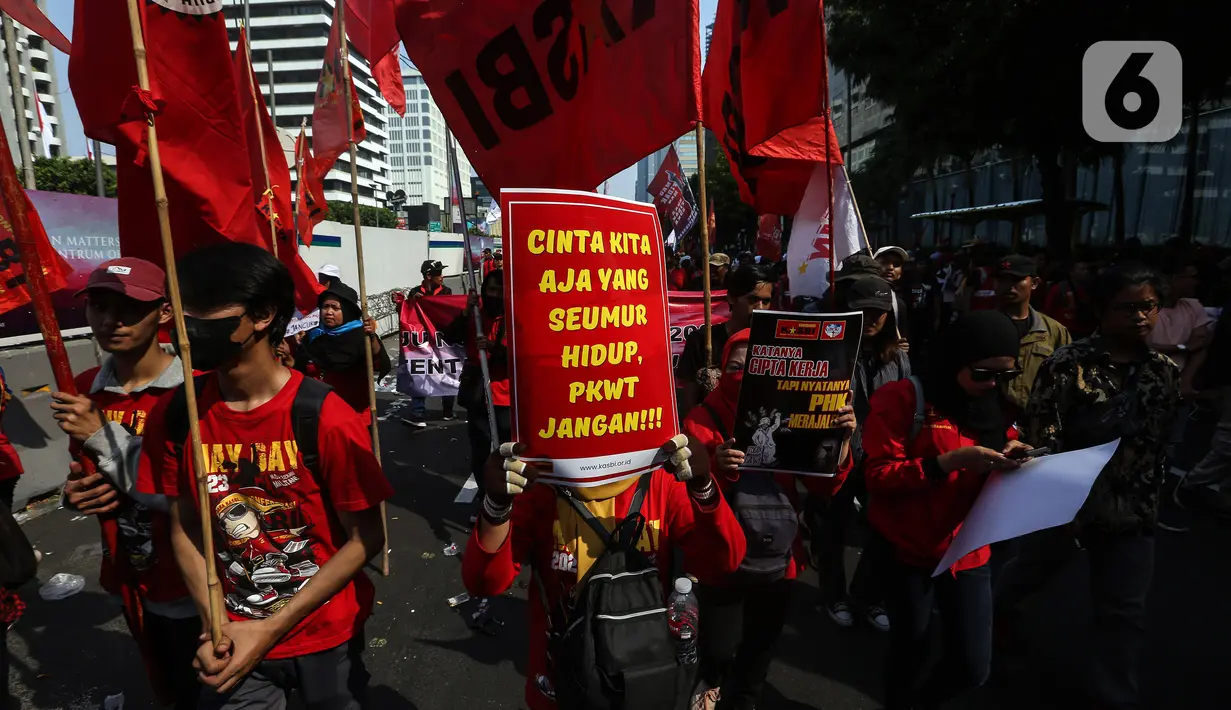 Dengan berbekal bendera, spanduk, dan poster berisi protes para peserta aksi memadati sebagian jalur jalan tersebut. (Liputan6.com/Johan Tallo)