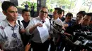Pengacara, Razman Arief Nasution (tengah) memperlihatkan surat pemberitahuan di Gedung KPK, Jakarta, Kamis (23/7/2015). Razman mendampingi anak buah Gubernur Sumut Gatot Pujo Nugroho, Mustofa (kiri) untuk menjalani pemeriksaan. (Liputan6.com/Yoppy Renato)