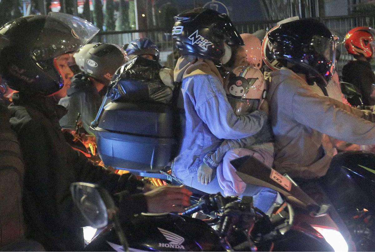 FOTO: Sambil Tidur di Motor, Warga Antri Masuk Kapal Di Puncak Arus Mudik Ciwandan