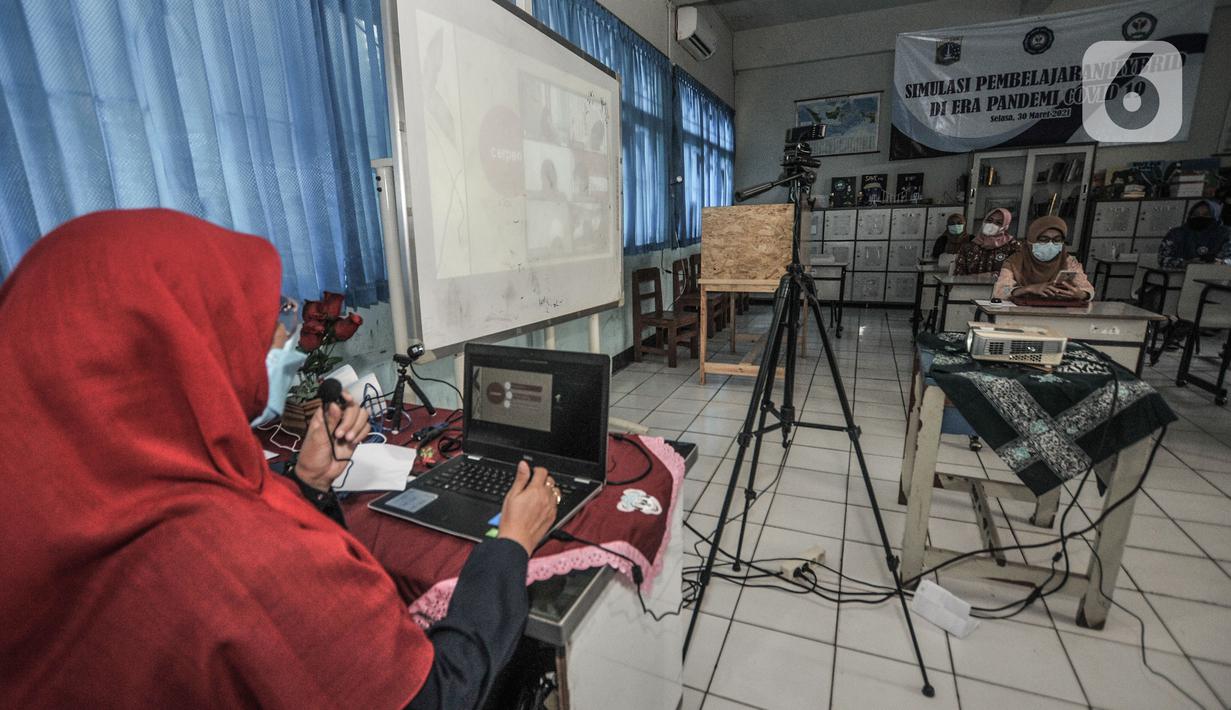 Sejumlah kamera terpasang di ruang kelas untuk mendukung kelas hybrid di SMPN 255, Jakarta, Selasa (30/3/2021). Terkait rencana sekolah tatap muka di Tahun Ajaran Baru, pihak SMPN 255 menggelar simulasi kegiatan belajar mengajar (KBM) dengan model kelas Hybrid. (merdeka.com/Iqbal S Nugroho)