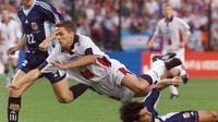 Michael Owen saat memperkuat Timnas Inggris menghadapi Argentina di Piala Dunia 1998 di Prancis. (GERRY PENNY / AFP)