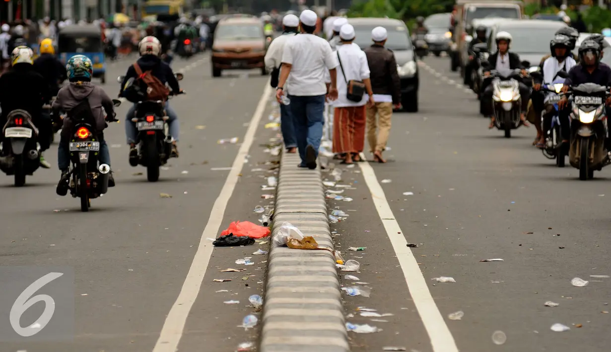 Sisa kemasan makanan dan minuman bertebaran di Jalan Medan Merdeka Timur usai ribuan massa ormas melakukan unjuk rasa di Bareskrim Polri, Gedung KKP Jakarta, Jumat (14/10). Dalam aksinya, massa meminta Ahok ditahan. (Liputan6.com/Helmi Fithriansyah)