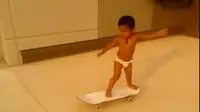 Bayi Kahlei bisa bermain skateboard sendiri setelah belajar selama 18 bulan. Keren! Lihat yuk, videonya berikut ini.