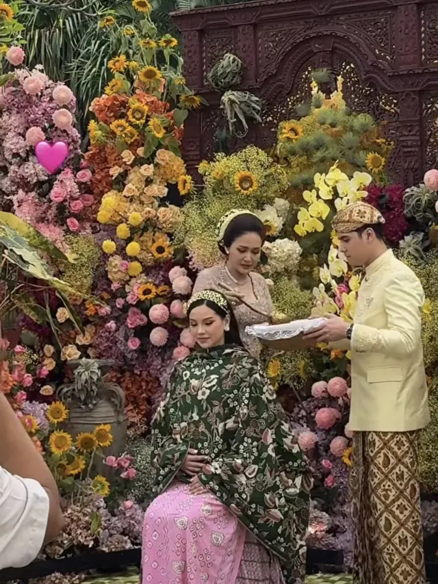 Alyssa Daguise saat siraman 7 bulanan pakai ronce melati. [@anissaica]