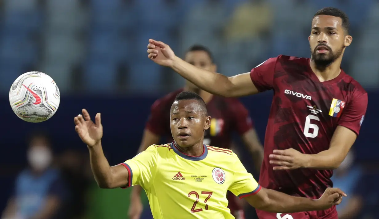 Gelandang timnas Kolombia, Jaminton Campaz dan gelandang Venezuela, Yangel Herrera pada laga kedua Grup B Copa America 2021 di Estadio Olimpico Pedro Ludovico Teixeira, Golania, Brasil, Jumat (18/6/2021). Timnas Kolombia dan Venezuela bermain imbang 0-0. (AP Photo/Ricardo Mazalan)