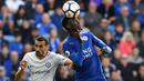 Gelandang Leicester, Wilfred Ndidi, mengamankan bola dari bek Chelsea, Davide Zappacosta, pada laga Premier League di Stadion King Power, Leicester, Sabtu (9/9/2017). Leicester kalah 1-2 dari Chelsea. (AFP/Ben Stansall)