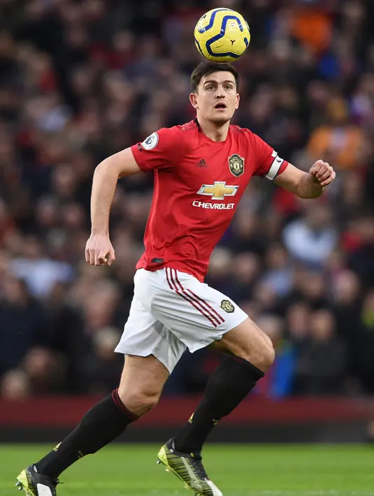 Bek Manchester United, Harry Maguire berusaha mengontrol bola saat bertanding melawan Norwich City pada pertandingan lanjutan Liga Inggris di Old Trafford (11/1/2020). MU menang telak 4-0 atas Norwich. (AFP/Oli Scarff)