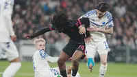 Bek Copenhagen dan Timnas Indonesia, Kevin Diks, berusaha merebut bola dari pemain Chelsea, Shumaira Mheuka, dalam leg pertama 16 Besar UEFA Conference League di Parken Stadium, Denmark, Jumat (7/3/2025) dini hari WIB. (Liselotte Sabroe/Ritzau Scanpix via AP)