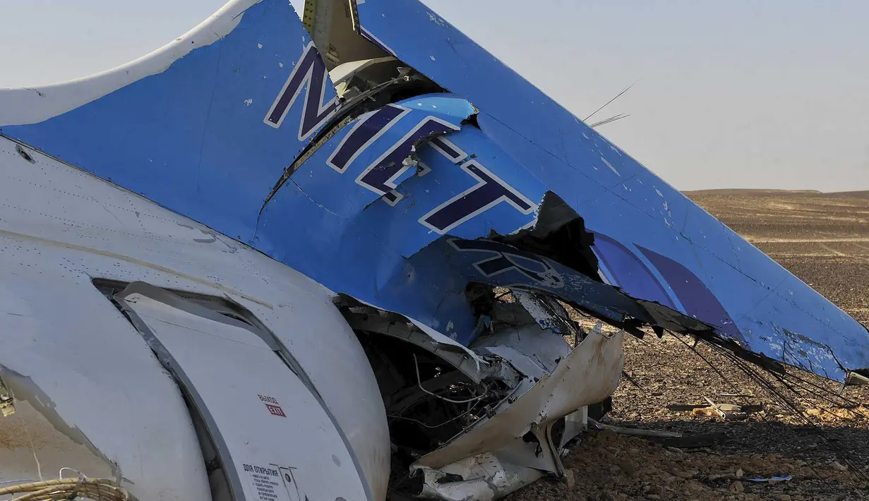 Kondisi pesawat yang hancur akibat terjatuh di pegunungan Sinai, Mesir utara,(31/10/2015). Pesawat Airbus A-321 jatuh pada hari Sabtu, tak lama setelah meninggalkan bandara Sharm el-Sheikh untuk terbang ke St Petersburg, Rusia.(REUTERS/Stringer)