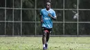 Pemain Persita Tangerang, Ricky Kayame, berlari santai saat latihan di Lapangan SPH Karawaci, Tangerang, Rabu (29/1). Latihan ini merupakan persiapan jelang Liga 1 Indonesia 2020. (Bola.com/Vitalis Yogi Trisna)