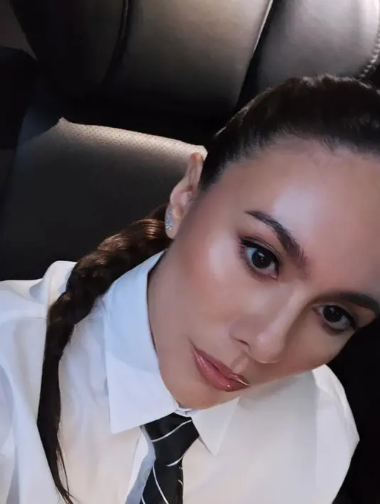 Wulan Guritno menata rambut mediumnya dengan rambut kepang yang sleek dan rapi [@wulanguritno]