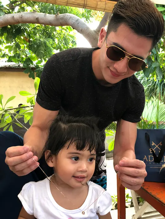 Selanjutnya adalah momen Verrell memakaikan kalung di leher Vania. Coba lihat, keduanya terus memancarkan senyum di wajah mereka. (Instagram/bramastavrl)