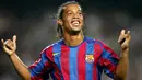 Ronaldinho - Pria berusia 41 tahun ini merupakan pemegang nomor 10 terbaik sebelum dikenakan Lionel Messi. Legenda Timnas Brasil ini menggunakan nomor punggung 10 pada tahun 2003-2008. v