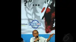 Wartawan senior sekaligus pengamat sepakbola Indonesia, Sumohadi Marsis menjadi pembicara dalam diskusi "Sudah Kerja Apa Saja PSSI?" yang dihelat di Stadion GBK, Jakarta (15/12/2014). (Liputan6.com/Helmi Fithriansyah)
