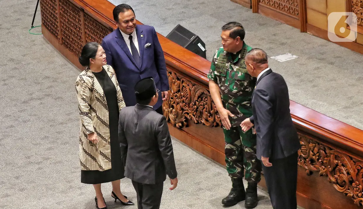 Calon Panglima TNI Laksamana TNI Yudo Margono mendapat ucapan selamata dari pimpinan DPR  dalam Rapat Paripurna Ke-12 Masa Persidangan II Tahun Sidang 2022-2023 di Kompleks Parlemen, Senayan, Jakarta, Selasa (13/12/2022). Paripurna DPR RI mengesahkan Laksamana TNI Yudo Margono menjadi Panglima TNI. (Liputan6.com/Angga Yuniar)