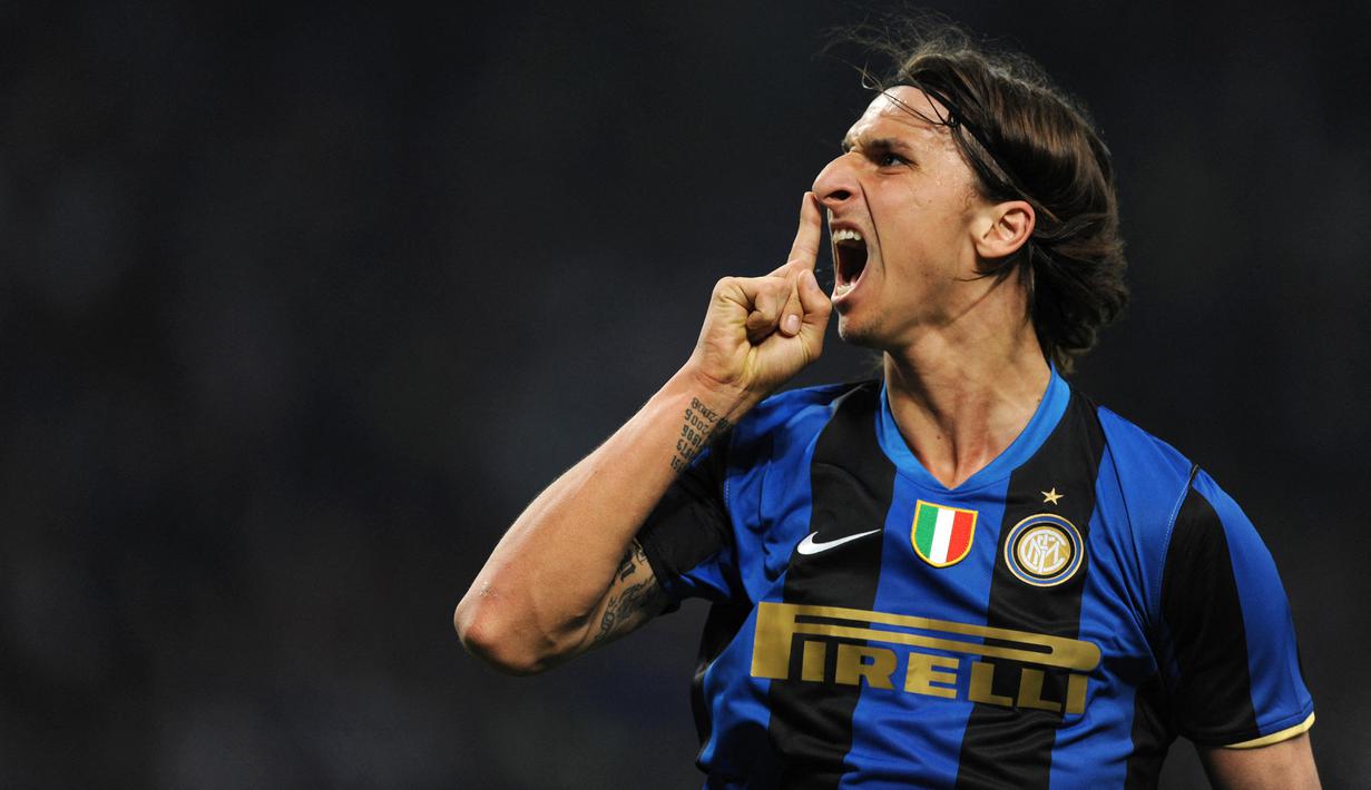 Selebrasi striker Inter Milan, Zlatan Ibrahimovic setelah menjebol gawang Lazio pada laga Liga Italia 2008/2009 di San Siro Stadium, Milan (2/5/2009). Setelah membela Juventus sejak awal musim 2004/2005, Zlatan Ibrahimovic dilepas ke Inter Milan pada awal musim 2006/2007 dengan nilai transfer 24,8 juta euro atau kini setara Rp407 miliar. (AFP/Giuseppe Cacace)