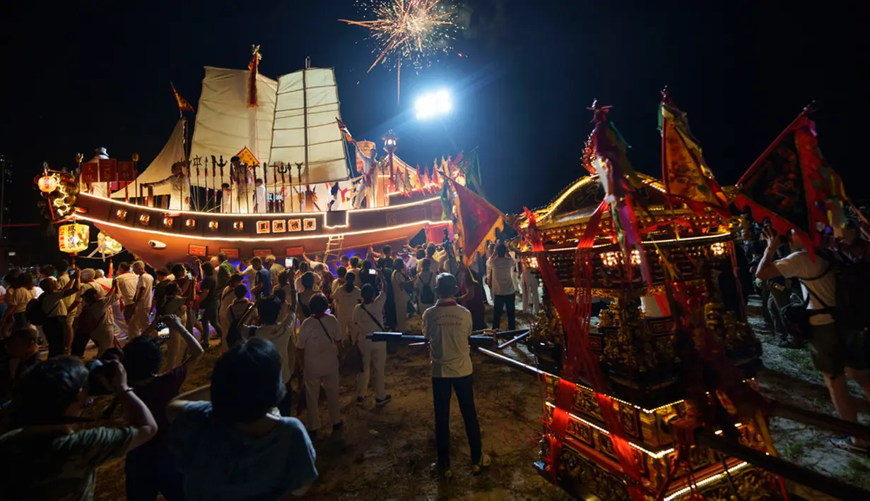 Festival Wangkang dibawa ke Malaka oleh Pedagang Hokkian dari Tiongkok dan pertama kali terjadi pada tahun 1854. Prosesi telah dilaksanakan pada tahun 1919, 1933, 2001, 2012 dan 2021. (AP Photo/Vincent Thian)