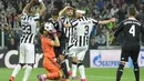 Kiper Real Madrid, Iker Casillas (baju oranye) sampai harus berjibaku menahan gempuran pemain-pemain Juventus. (AFP PHOTO/OLIVIER MORIN)