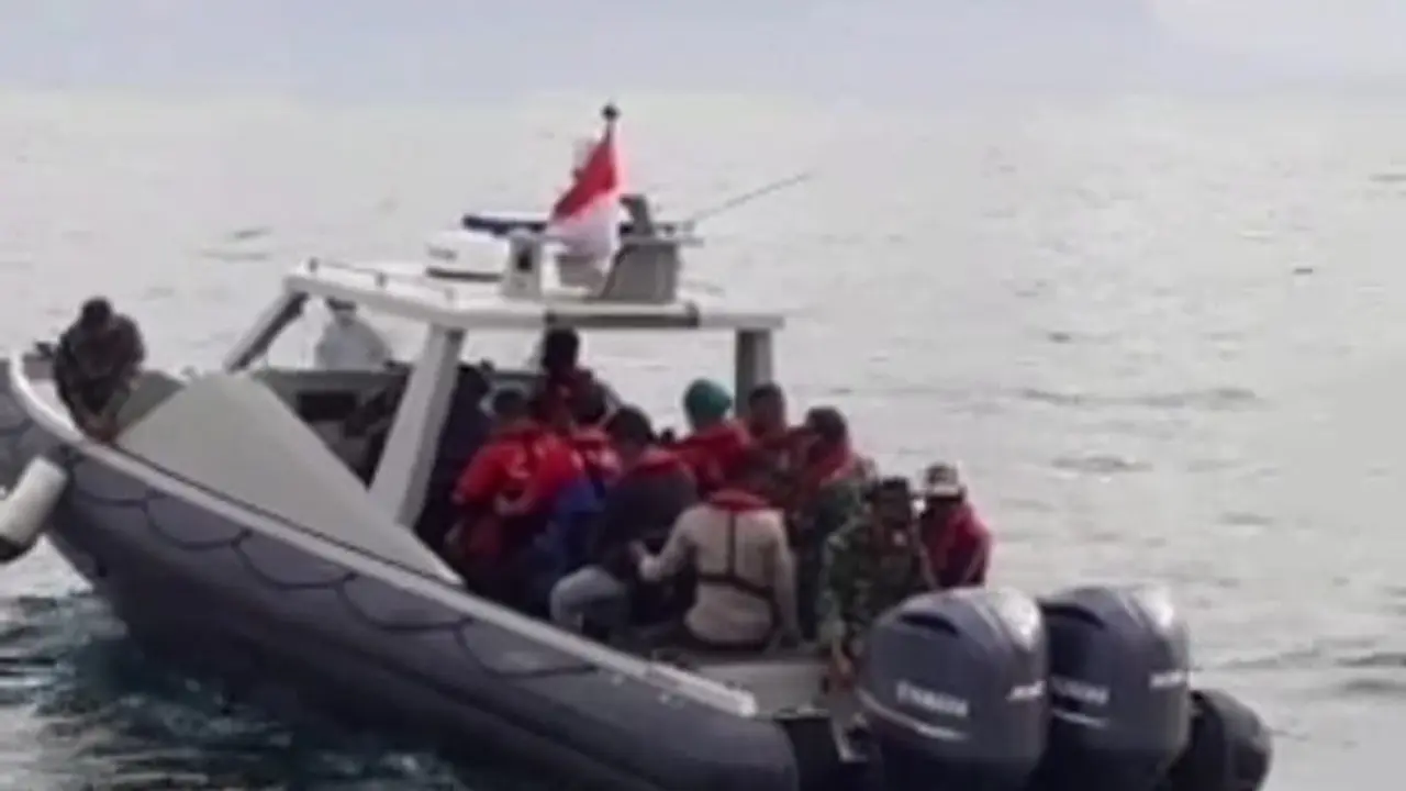 Menggunakan Speed boad milik Lanal Maumere, satuan gugus tugas covid 19 kabupaten sikka mengantar vaksin sinovac di puskesmas terluar wilayah Kabupaten Sikka. (Liputan6.com/Dionisius Wilibardus)