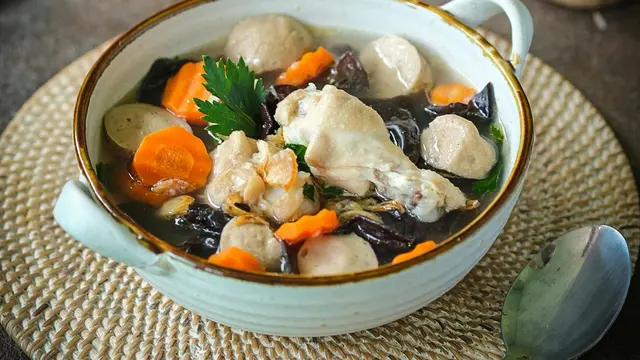 Resep Sup Jamur Kuping dengan Irisan Ayam untuk Menu Hangat Keluarga