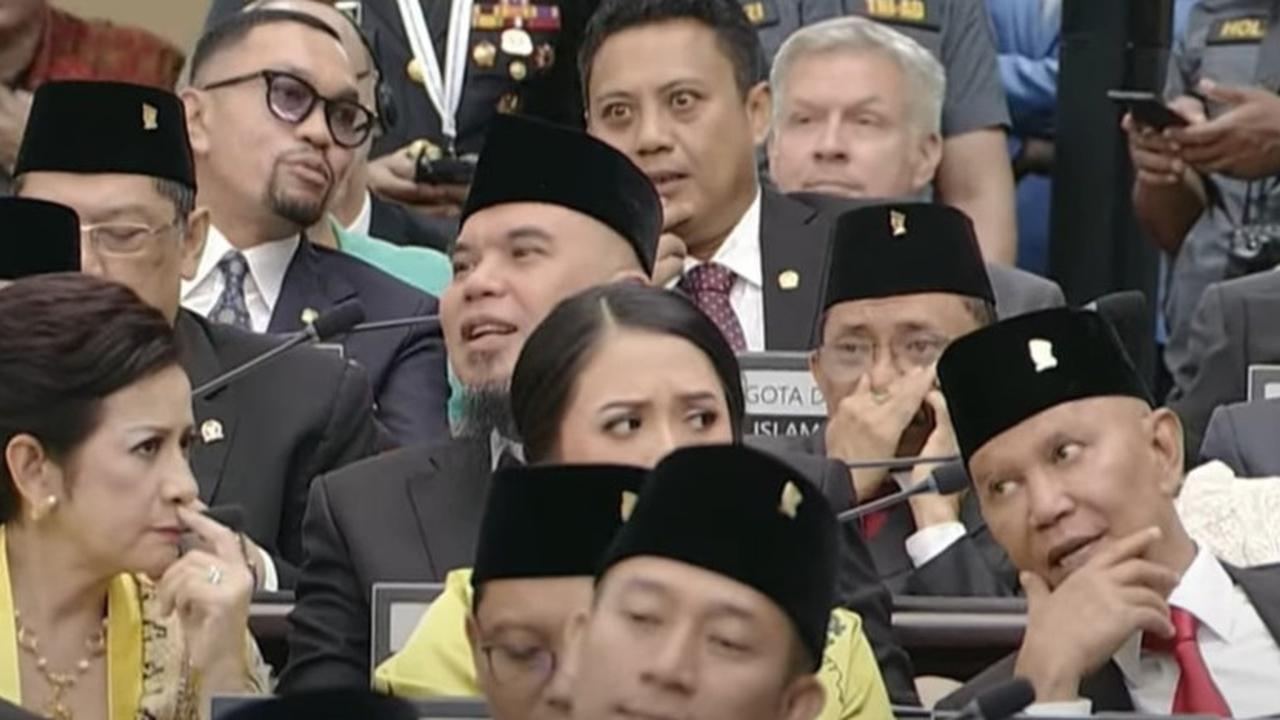 VIDEO: Momen Once & Pentolan Dewa 19 Ahmad Dhani Satu Ruangan Dilantik Jadi Anggota DPR