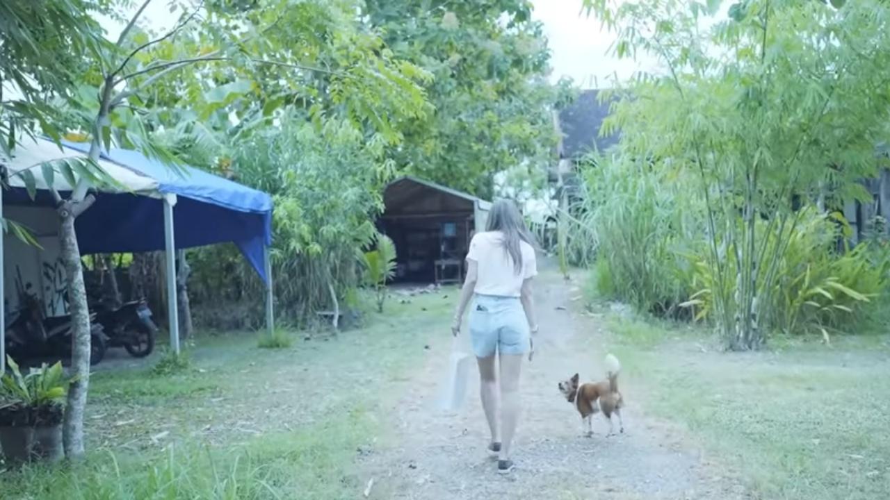 5 Potret Halaman Rumah Desa Maya Ibu Luna Maya di Bali, Seluas Lapangan Sepakbola & Garasi Sederhana dari Kayu