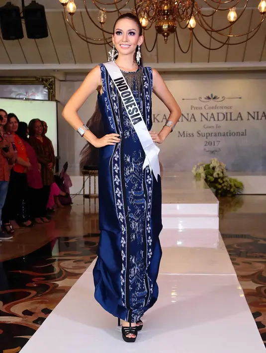 Lembuswana merupakan busana yang didesain khusus oleh Jember Festival Cartamal untuk Karina. Lembuswana sendiri merupakan satwa mitologi yang menjadi tunggangan Dewa Batara Guru sebagai simbol keperkasaan dan kedaulatan. (Deki Prayoga/Bintang.com)