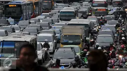 Imbas uji coba penghapusan sistem 3 in 1 di Jakarta, sejumlah jalan nonprotokol pun macet parah, Jakarta, Selasa (5/4). Pasalnya, kendaraan di sejumlah jalan yang ada masuk kawasan 3 in 1 itu menjadi tak teratur. (Liputan6.com/Johan Tallo)