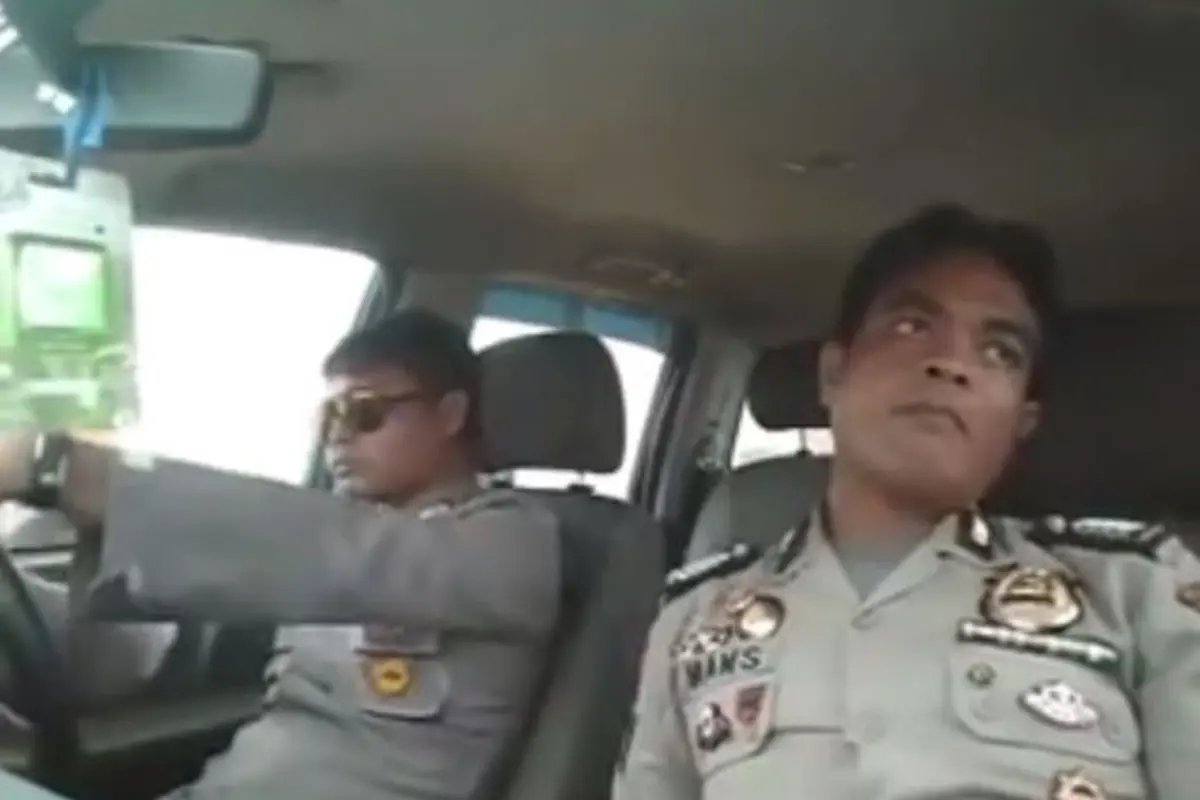 Penuh Drama, 2 Polisi Ini Menghayati Banget Nyanyi Lagu Mandarin!