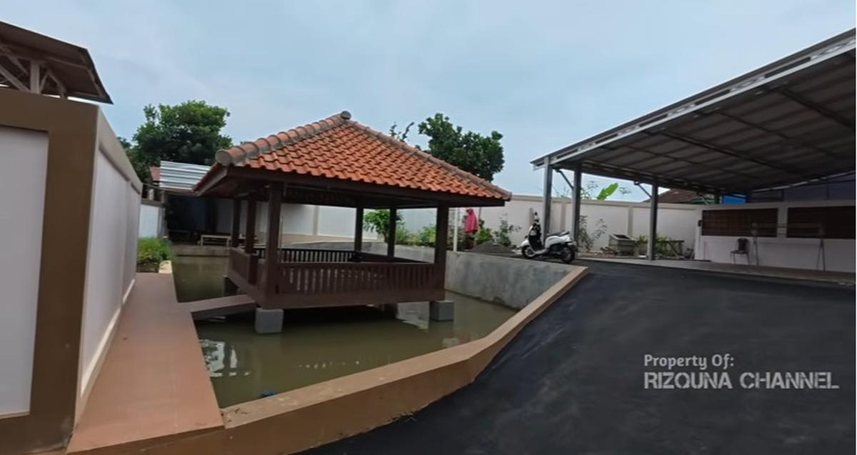 Rumah Mewah di Desa