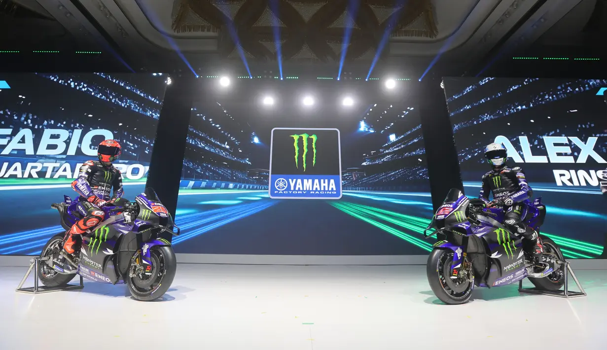 Acara peluncuran yang digelar pada Rabu (21/1/2026) ini dihadiri langsung oleh duet pembalap andalan mereka, Fabio Quartararo dan Alex Rins. Tampak dalam foto, duet pembalap Monster Energy Yamaha, Fabio Quartararo (kiri) dan Alex Rins saat tampil pada perkenalan motor baru Yamaha untuk mengarungi MotoGP 2026 di Jakarta, Rabu (21/1/2026). (Bola.com/M Iqbal Ichsan)
