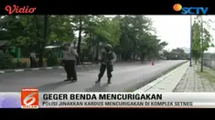 Sebuah kardus berwarna cokelat sengaja ditinggalkan di pinggir jalan oleh seseorang yang turun dari mobil dan langsung tancap gas.