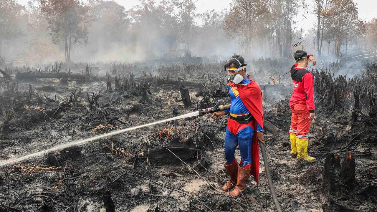 Superman Muncul di Tengah Kebakaran Lahan Palangkaraya