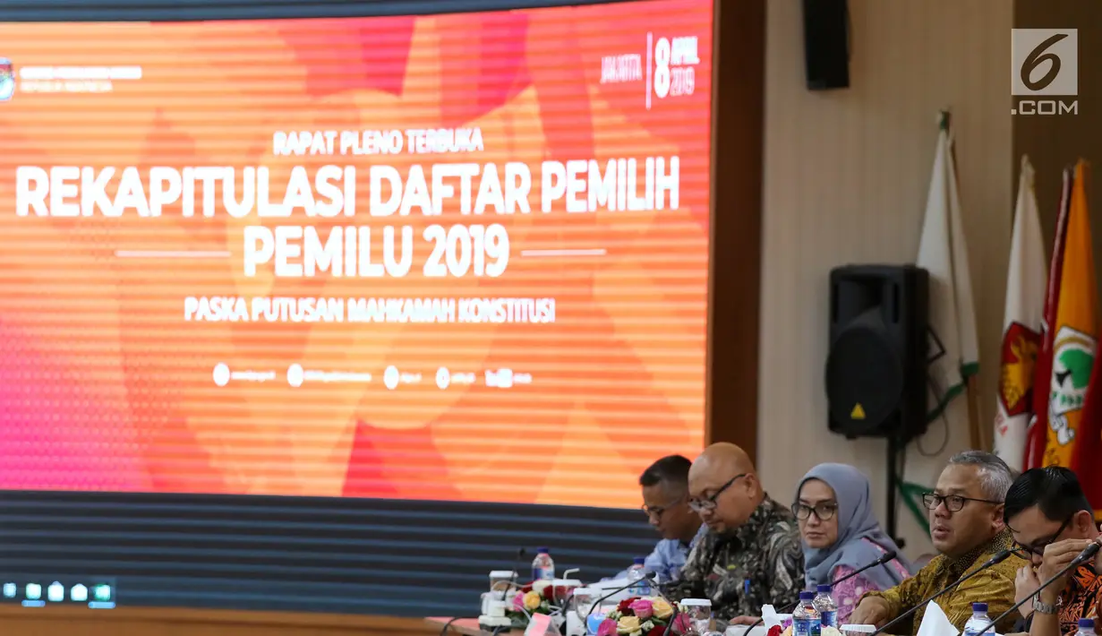 Ketua KPU Arief Budiman bersama Komisoner KPU saat mengadakan Rapat Pleno di Gedung, KPU, Jakarta, Senin (8/4). Rapat pleno tersebut membahas Rekapitulasi Daftar Pemilih Pemilu 2019 pasca-putusan Mahkamah Konstitusi (MK). (Liputan6.com/Johan Tallo)