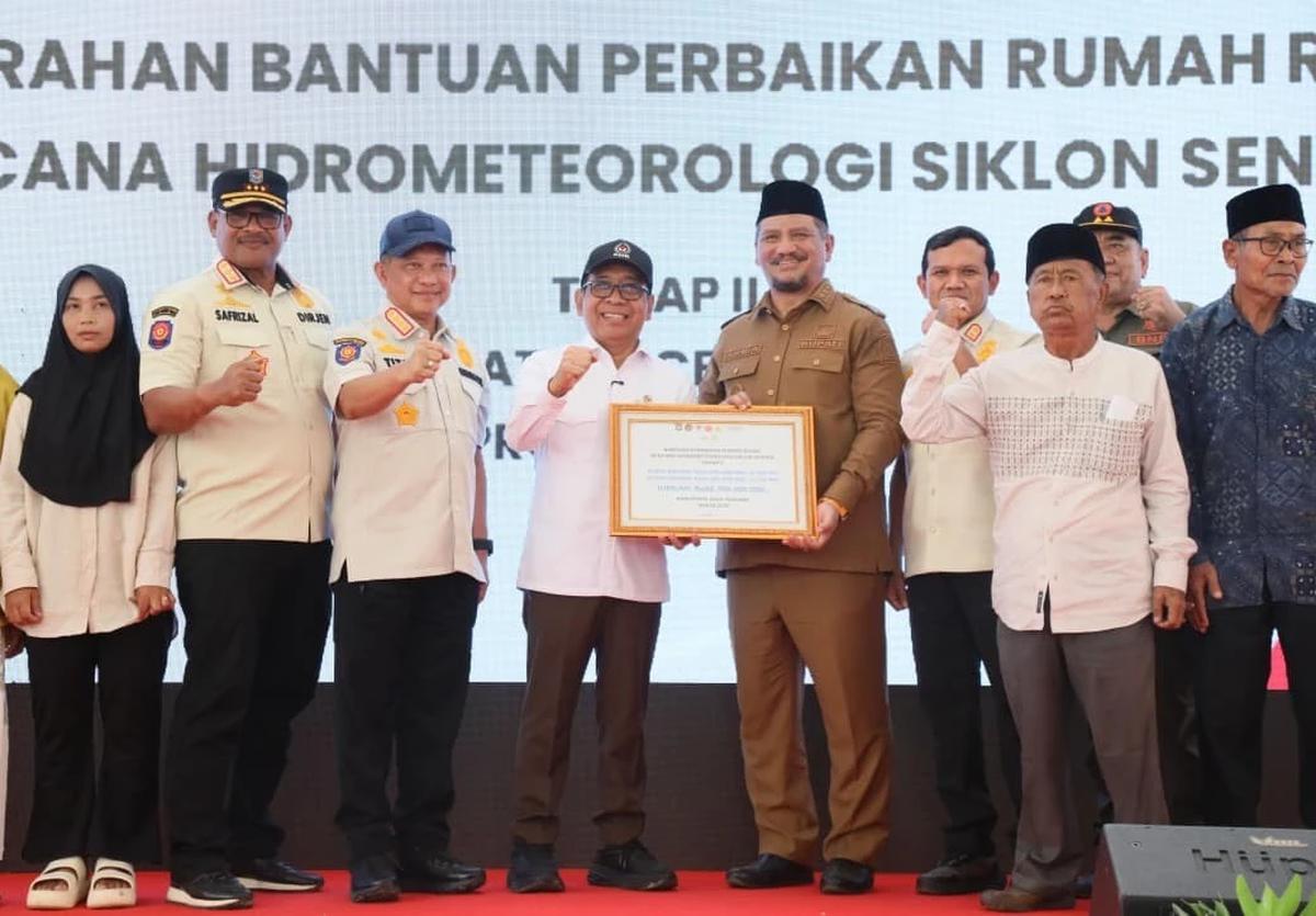 Mendagri Tito Karnavian menyerahkan dana stimulan perbaikan rumah rusak tahap II di Kantor Bupati Aceh Tamiang