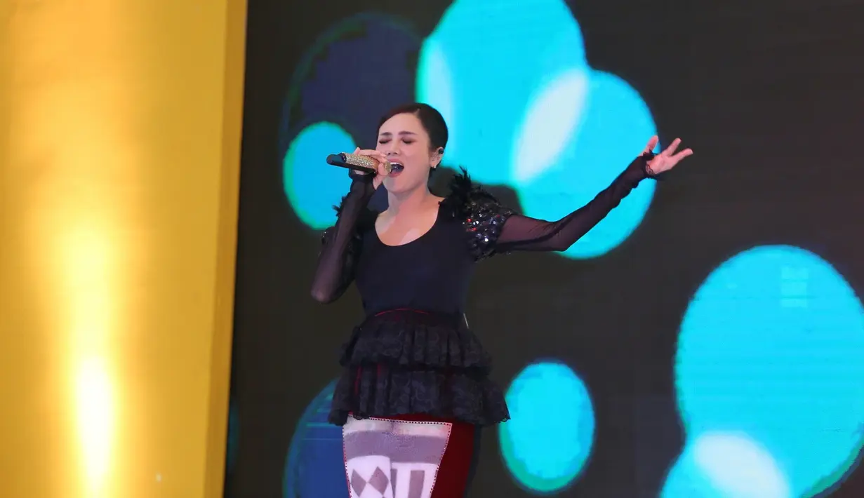 Lantas apa yang menjadi alasan Mulan tak banyak meminta lagu pada suaminya. Saat konferensi pers peluncuran albumnya ia menceritakan alasannya. (Nurwahyunan/Bintang.com)