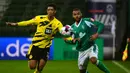 Gelandang Werder Bremen, Jean-Manuel Mbom (kanan), berebut bola dengan gelandang Borussia Dortmund, Jude Bellingham, dalam laga lanjutan Bundesliga Liga Jerman 2020/21 pekan ke-12 di Weserstadion, Bremen, Selasa (15/12/2020). Bremen kalah 1-2 dari Dortmund. (AFP/Patrik Stollarz/Pool).