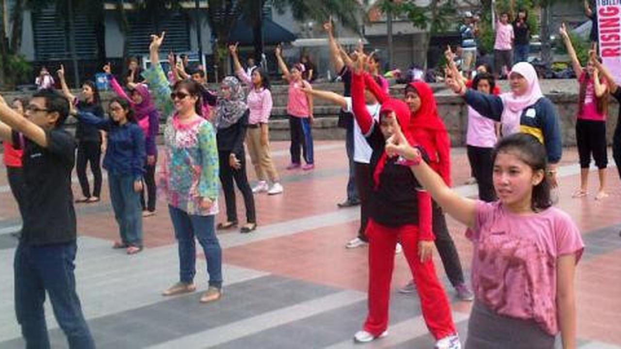 Sambut Valentine, ratusan remaja menari massal di Surabaya