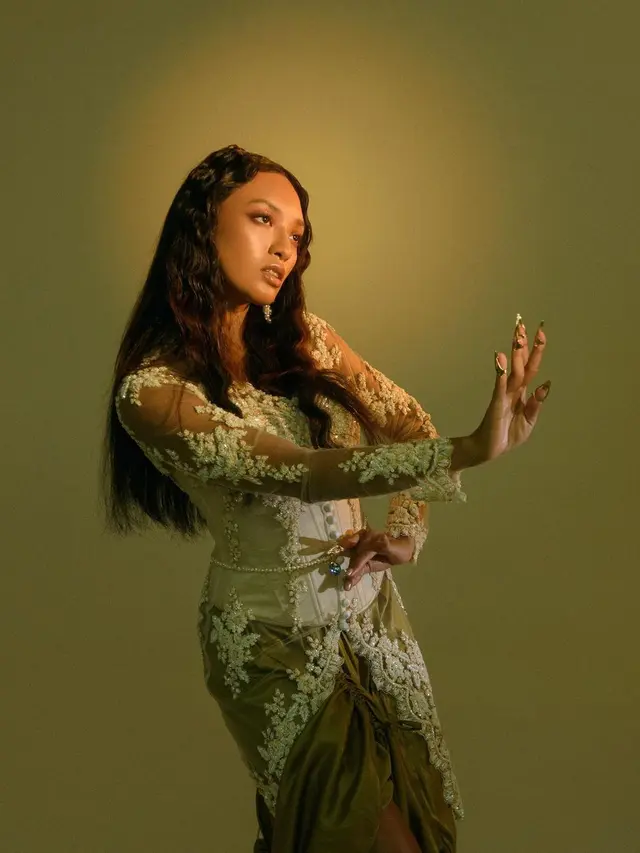 Asmara Abigail Pakai Kebaya